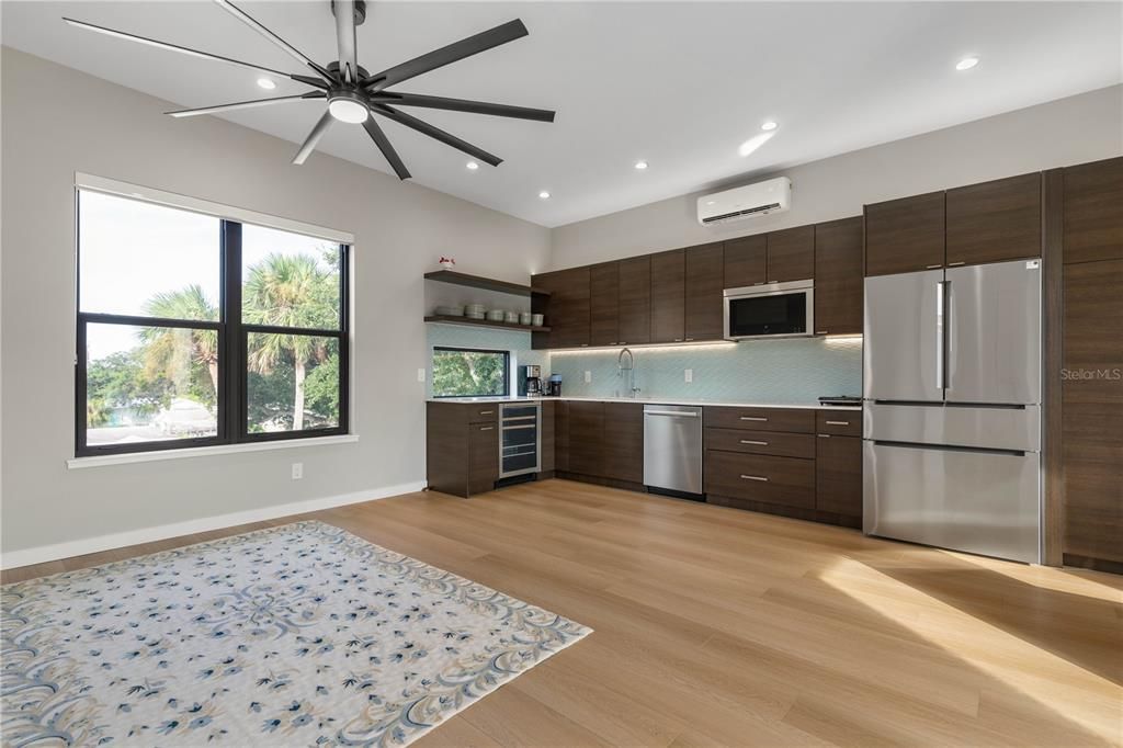 For Rent: $2,200 (1 beds, 1 baths, 759 Square Feet)