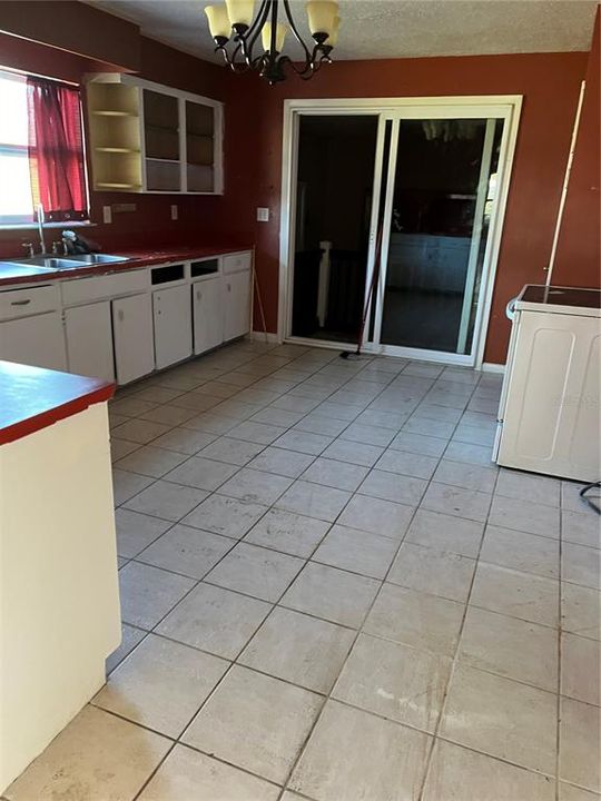 合同活跃: $149,500 (3 贝兹, 1 浴室, 1430 平方英尺)