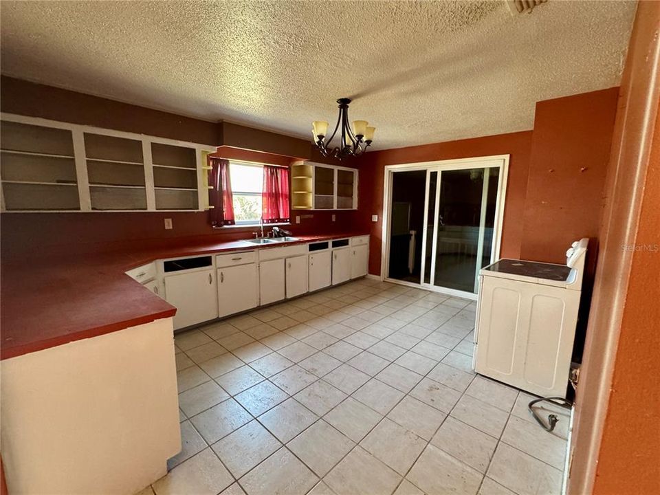 合同活跃: $149,500 (3 贝兹, 1 浴室, 1430 平方英尺)