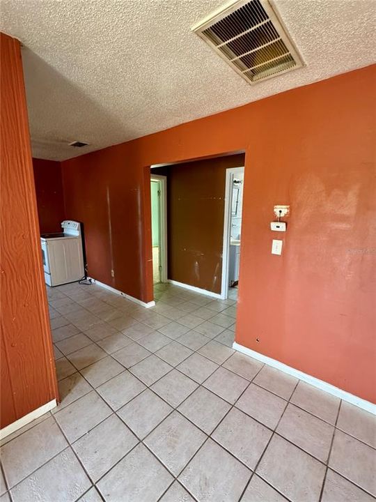 合同活跃: $149,500 (3 贝兹, 1 浴室, 1430 平方英尺)