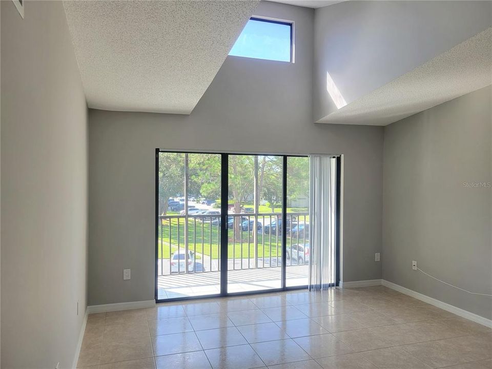 Под контрактом: $1,675 (2 спален, 2 ванн, 1040 Квадратных фут)