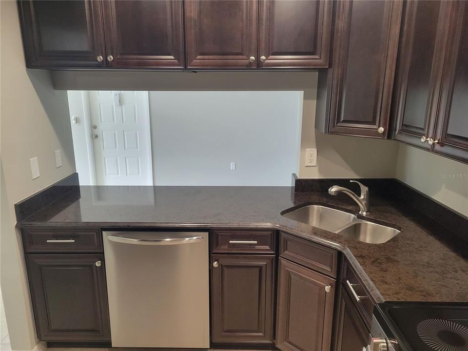 Под контрактом: $1,675 (2 спален, 2 ванн, 1040 Квадратных фут)