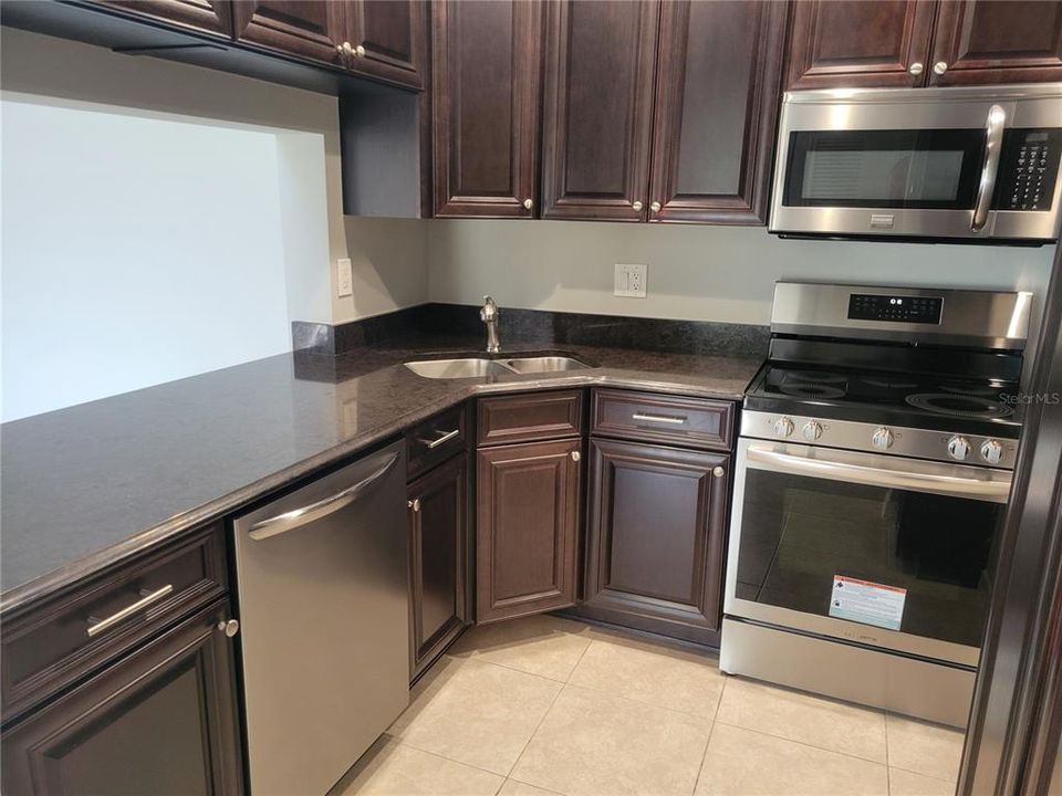 Под контрактом: $1,675 (2 спален, 2 ванн, 1040 Квадратных фут)