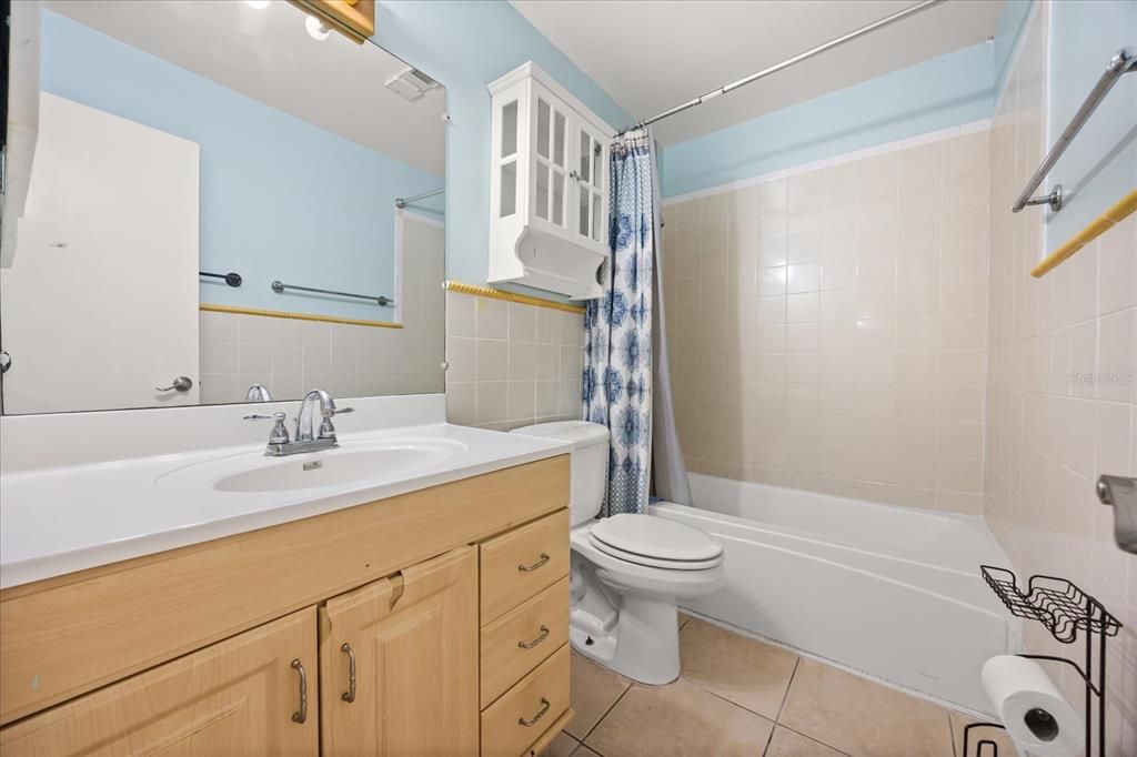 For Sale: $105,000 (2 beds, 1 baths, 832 Square Feet)