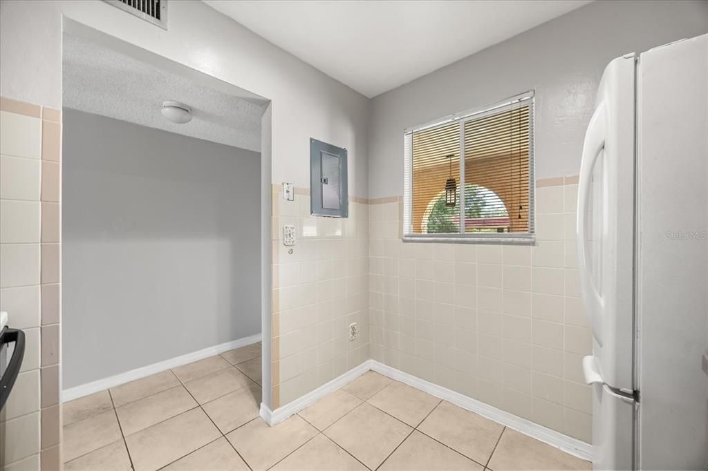 For Sale: $105,000 (2 beds, 1 baths, 832 Square Feet)