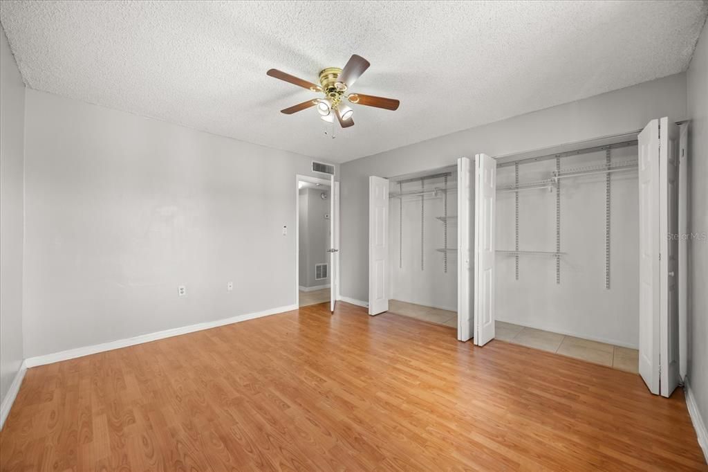 For Sale: $105,000 (2 beds, 1 baths, 832 Square Feet)
