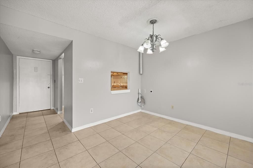 For Sale: $105,000 (2 beds, 1 baths, 832 Square Feet)