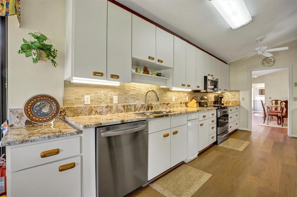 待售: $368,000 (3 贝兹, 3 浴室, 2372 平方英尺)