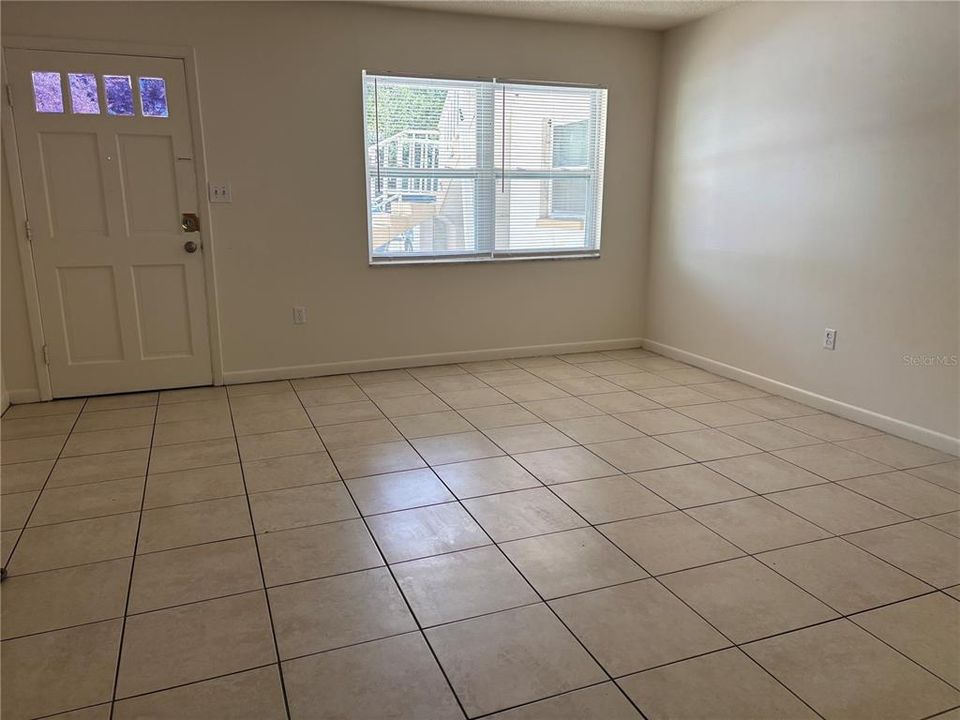Active With Contract: $1,100 (1 beds, 1 baths, 723 Square Feet)