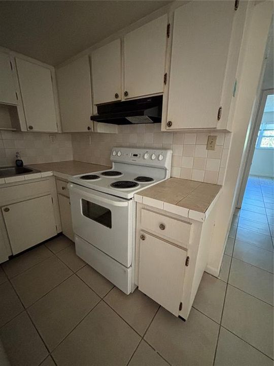 Active With Contract: $1,100 (1 beds, 1 baths, 723 Square Feet)