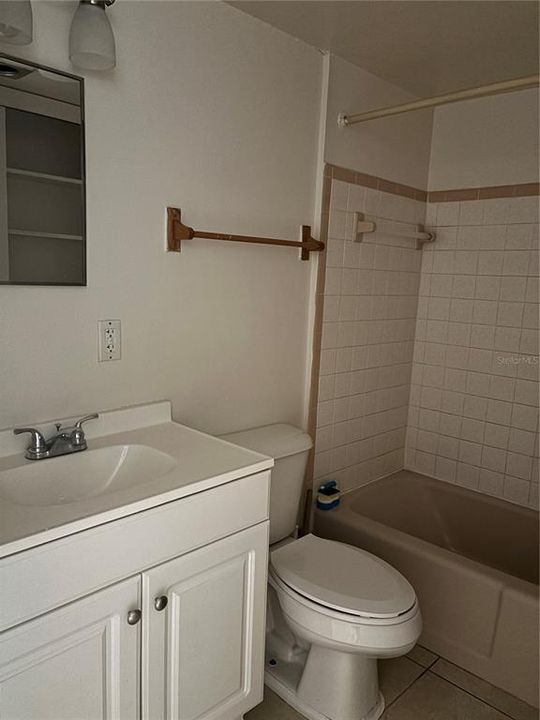 Active With Contract: $1,100 (1 beds, 1 baths, 723 Square Feet)
