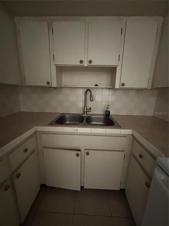 Active With Contract: $1,100 (1 beds, 1 baths, 723 Square Feet)