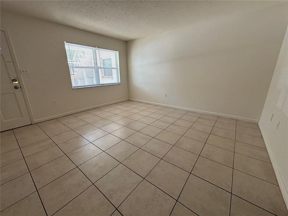 Active With Contract: $1,100 (1 beds, 1 baths, 723 Square Feet)