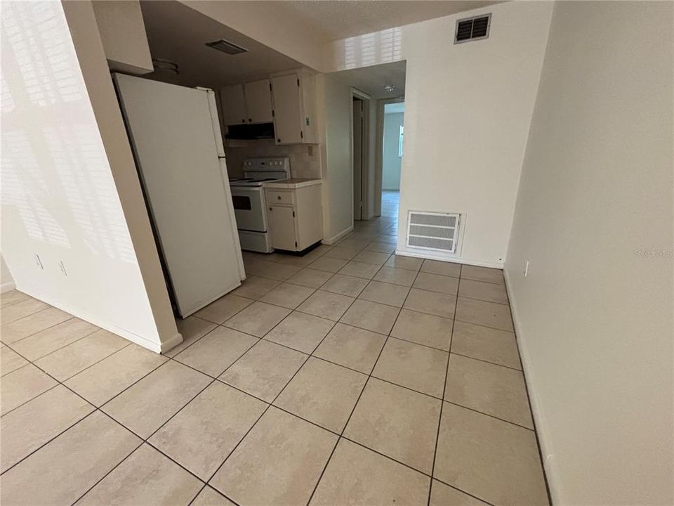 Active With Contract: $1,100 (1 beds, 1 baths, 723 Square Feet)
