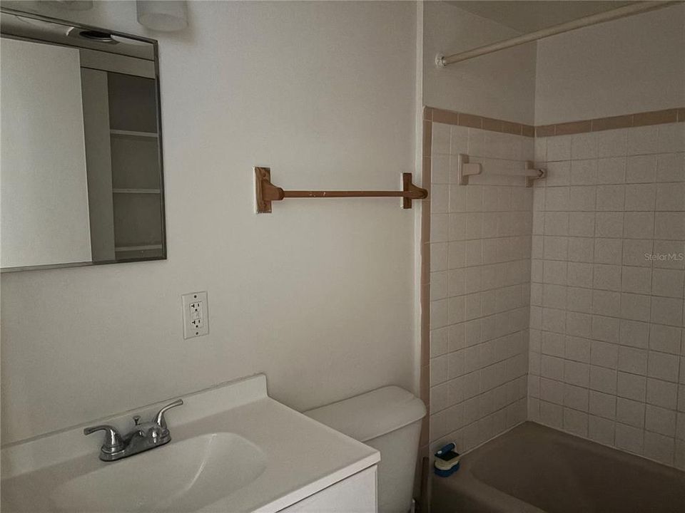 Active With Contract: $1,100 (1 beds, 1 baths, 723 Square Feet)