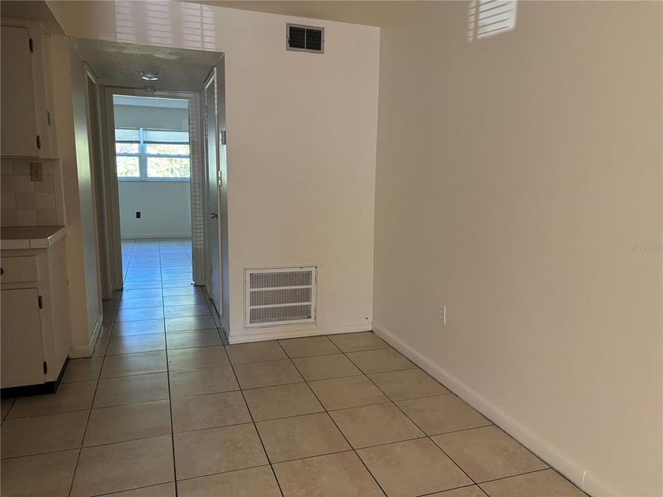 Active With Contract: $1,100 (1 beds, 1 baths, 723 Square Feet)