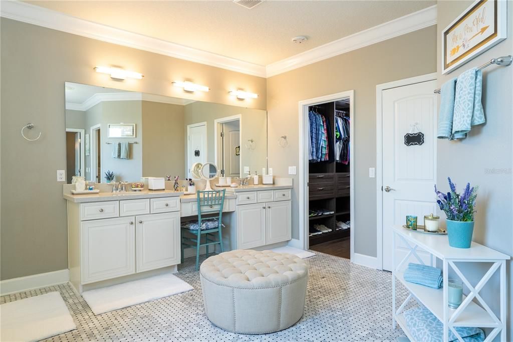 For Sale: $1,200,000 (4 beds, 4 baths, 4114 Square Feet)