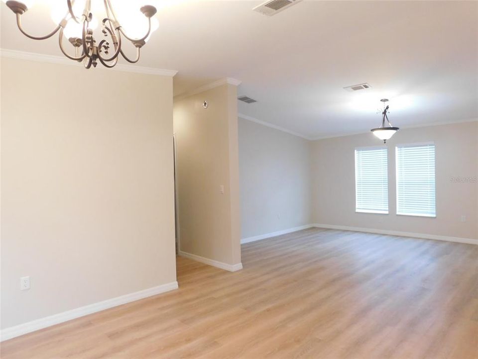 For Sale: $295,000 (3 beds, 2 baths, 1296 Square Feet)