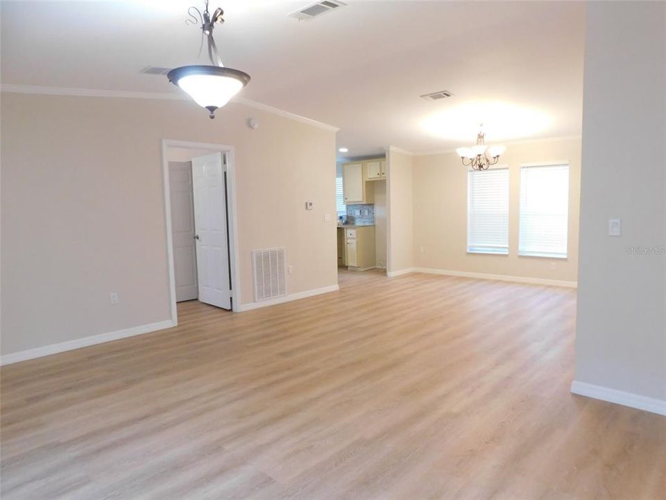 For Sale: $295,000 (3 beds, 2 baths, 1296 Square Feet)