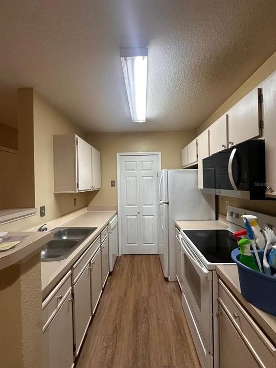 Под контрактом: $1,550 (2 спален, 2 ванн, 996 Квадратных фут)