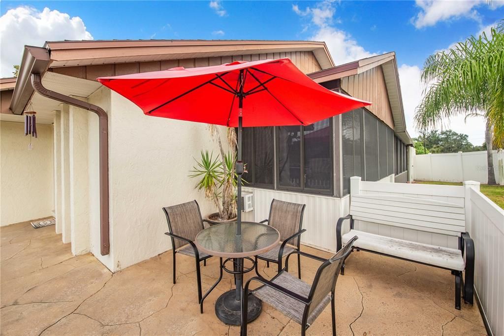 For Rent: $1,800 (3 beds, 2 baths, 886 Square Feet)