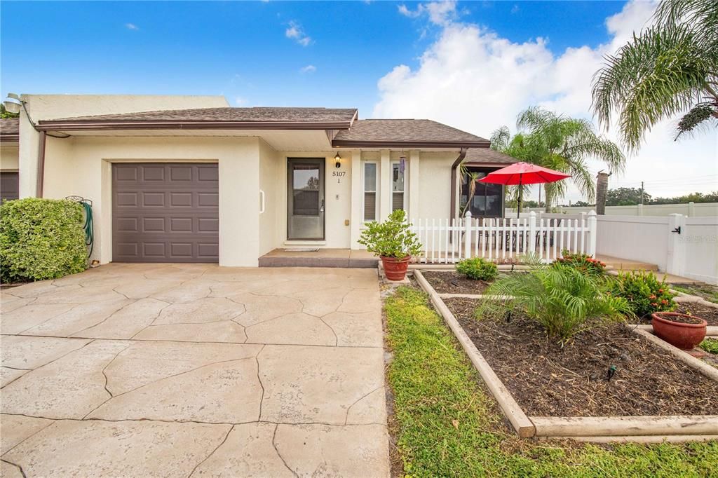 For Rent: $1,800 (3 beds, 2 baths, 886 Square Feet)