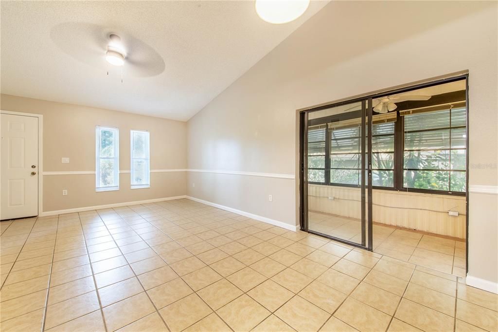 For Rent: $1,800 (3 beds, 2 baths, 886 Square Feet)