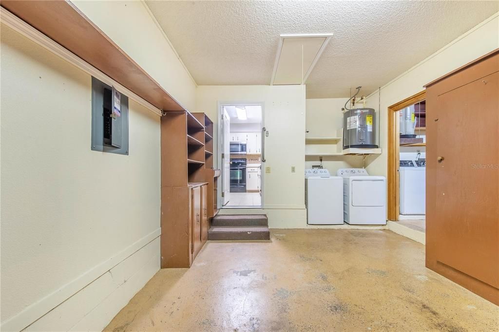 For Rent: $1,800 (3 beds, 2 baths, 886 Square Feet)