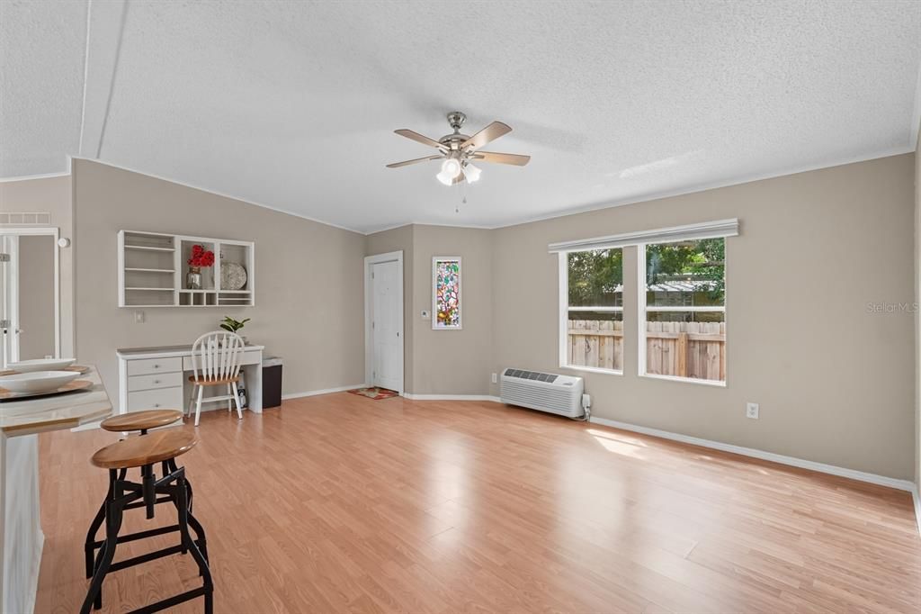 Active With Contract: $170,000 (2 beds, 2 baths, 1203 Square Feet)