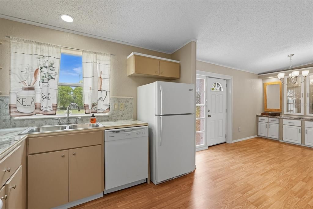 Active With Contract: $170,000 (2 beds, 2 baths, 1203 Square Feet)