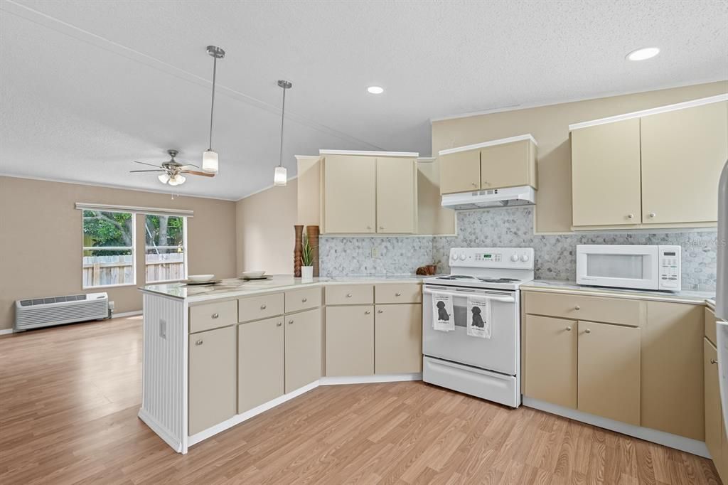 Active With Contract: $170,000 (2 beds, 2 baths, 1203 Square Feet)