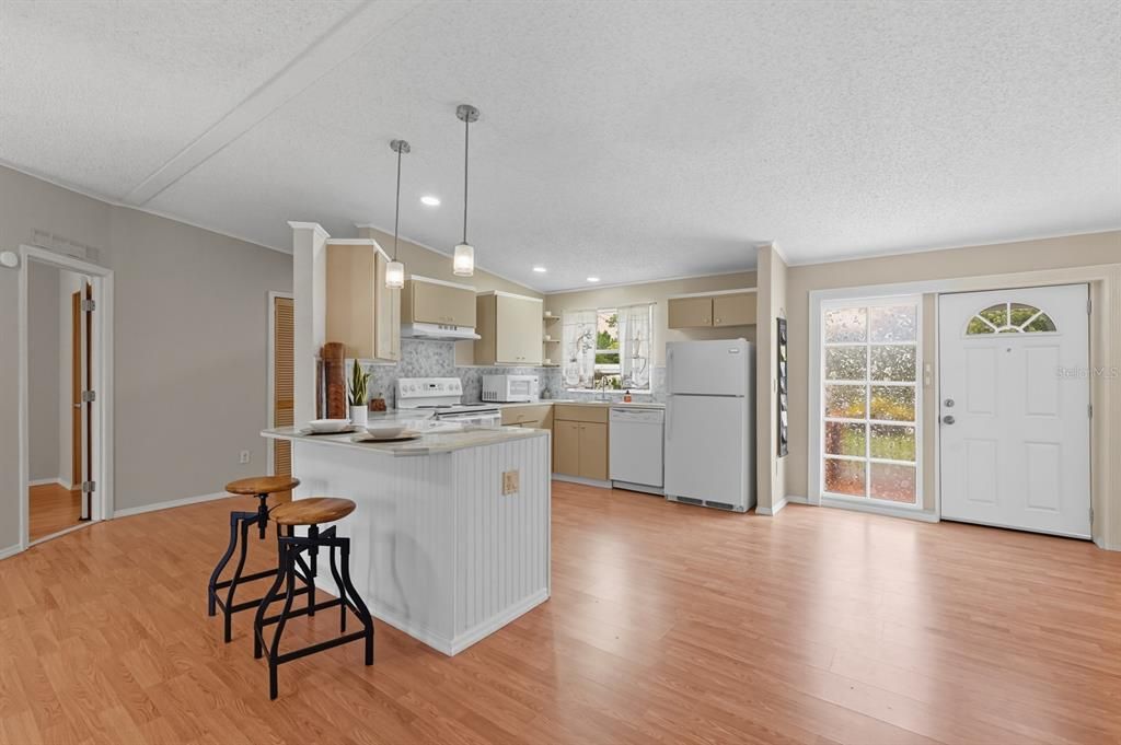 Active With Contract: $170,000 (2 beds, 2 baths, 1203 Square Feet)