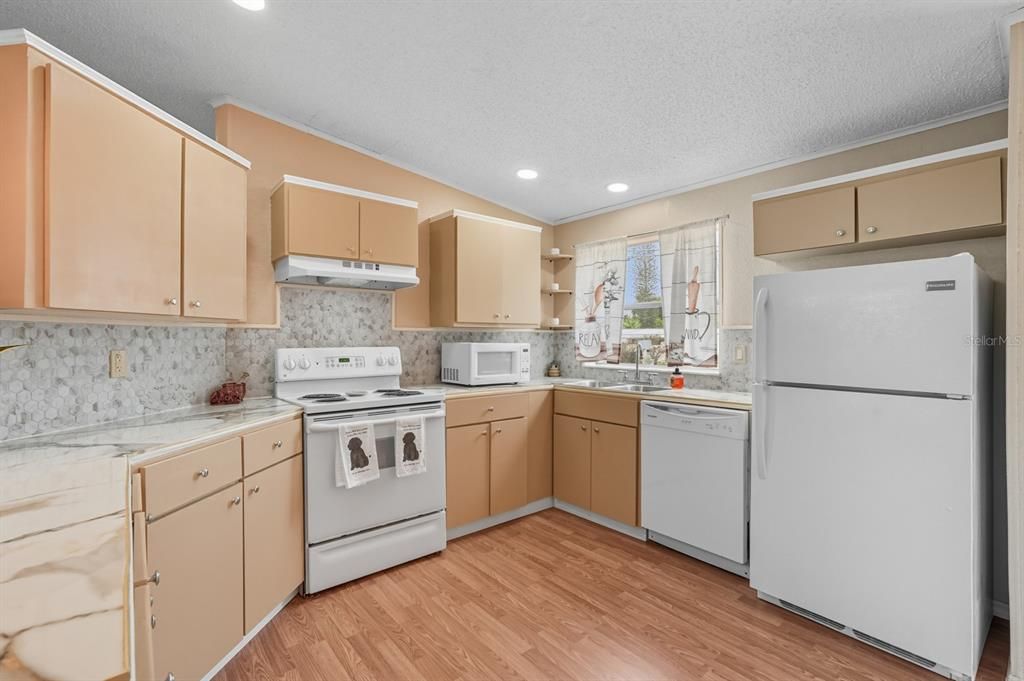 Active With Contract: $170,000 (2 beds, 2 baths, 1203 Square Feet)