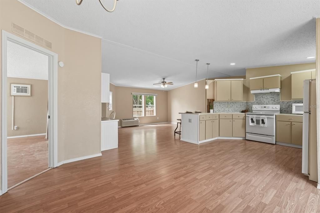 Active With Contract: $170,000 (2 beds, 2 baths, 1203 Square Feet)