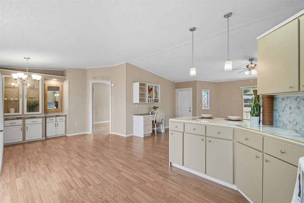 Active With Contract: $170,000 (2 beds, 2 baths, 1203 Square Feet)