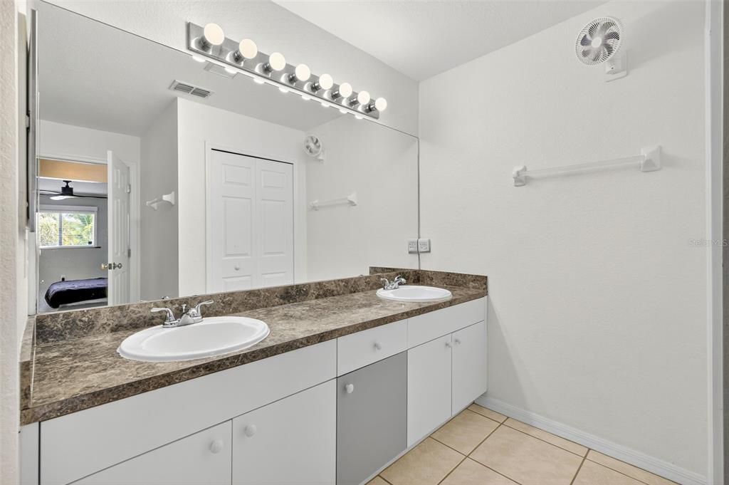 En Venta: $285,000 (4 camas, 2 baños, 1712 Pies cuadrados)