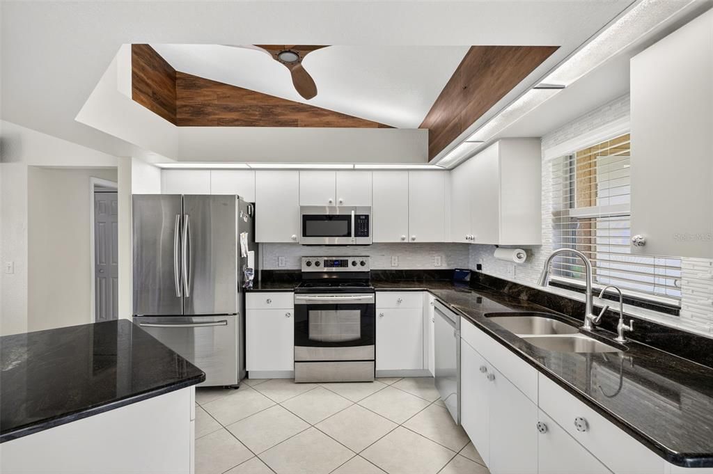 En Venta: $285,000 (4 camas, 2 baños, 1712 Pies cuadrados)