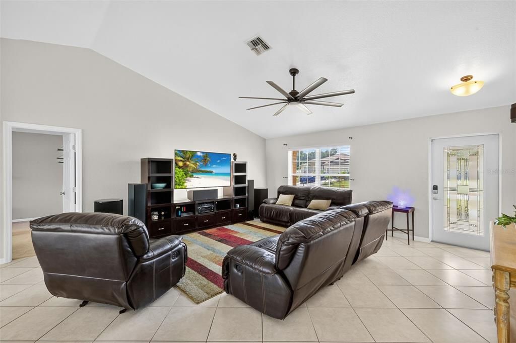 En Venta: $285,000 (4 camas, 2 baños, 1712 Pies cuadrados)