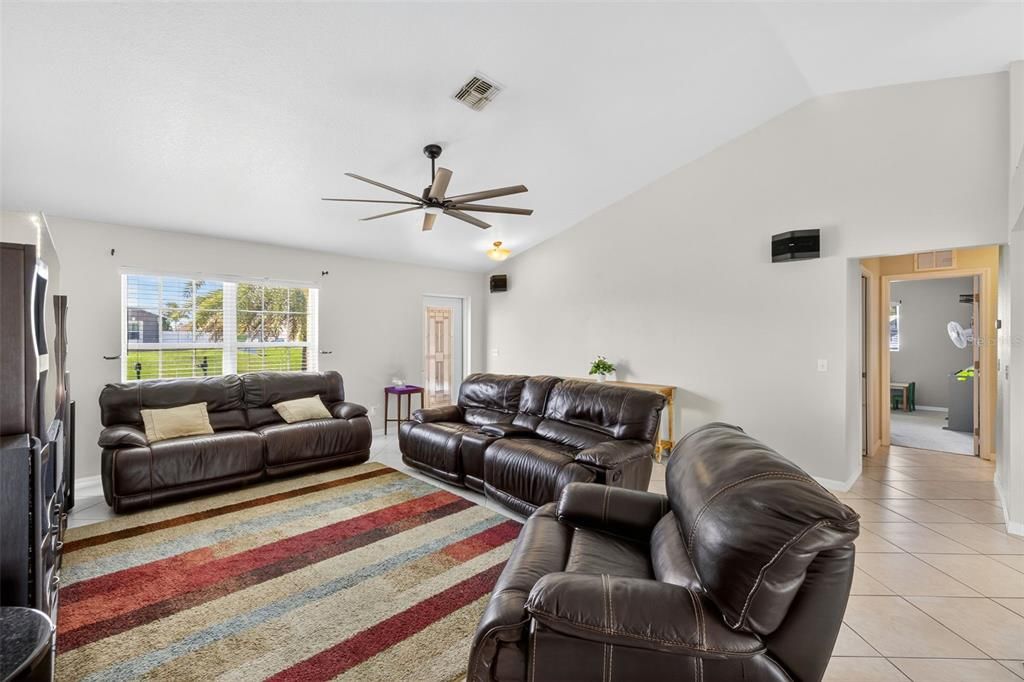 En Venta: $285,000 (4 camas, 2 baños, 1712 Pies cuadrados)