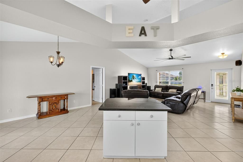 En Venta: $285,000 (4 camas, 2 baños, 1712 Pies cuadrados)