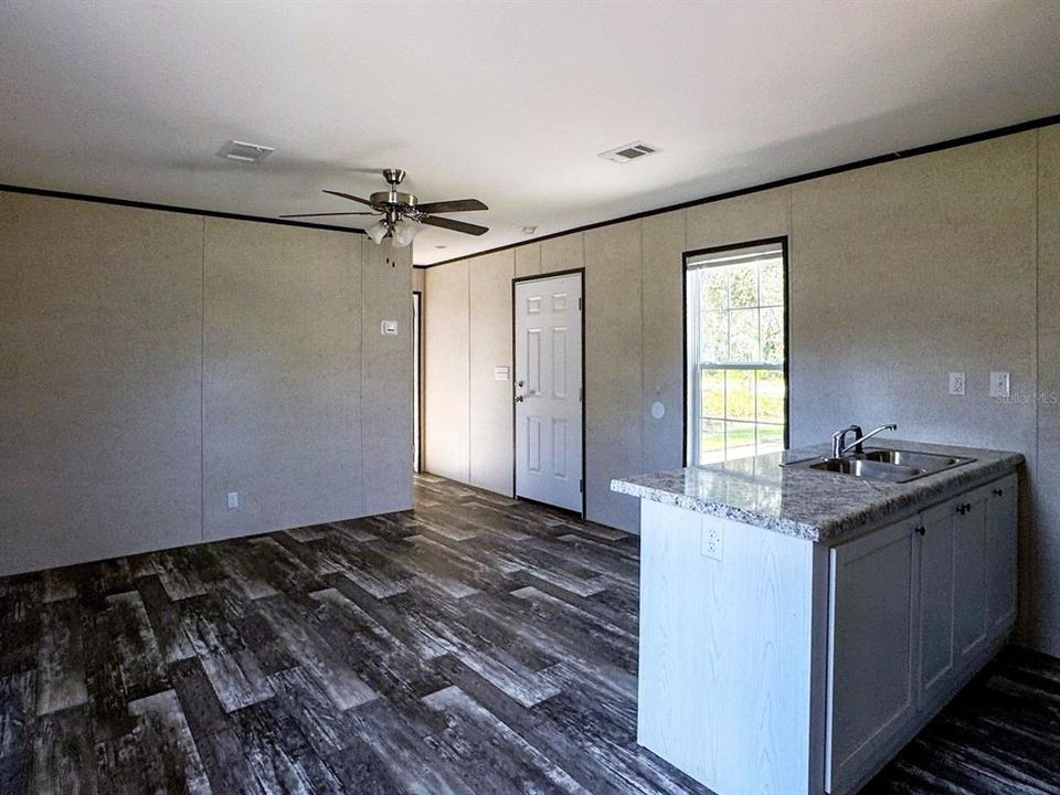 En Venta: $228,000 (2 camas, 2 baños, 1048 Pies cuadrados)