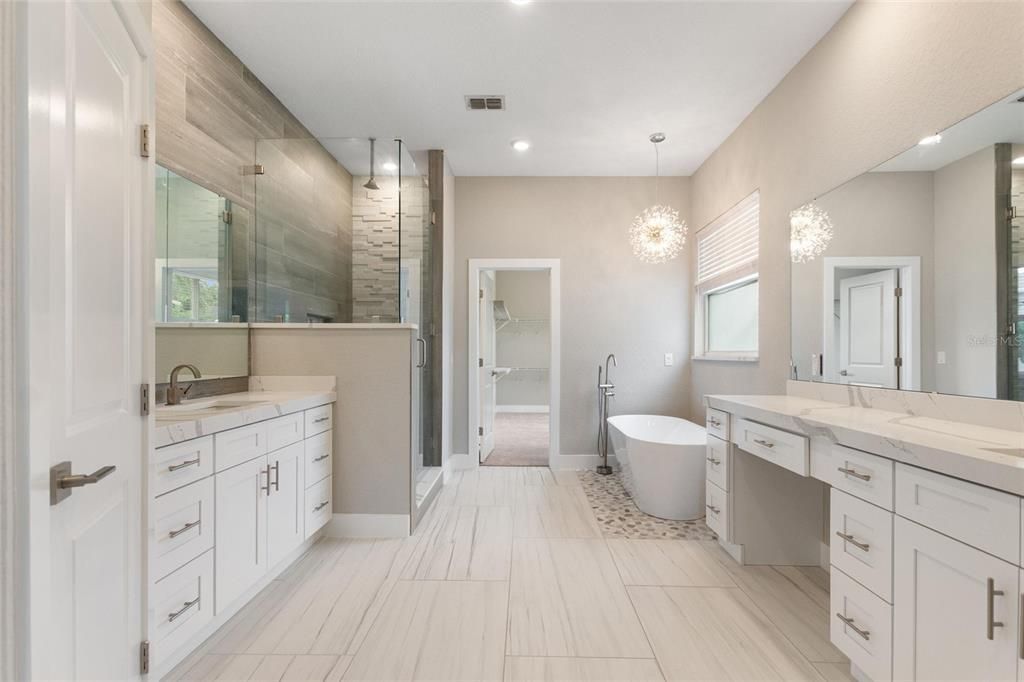 合同活跃: $595,000 (4 贝兹, 3 浴室, 2815 平方英尺)