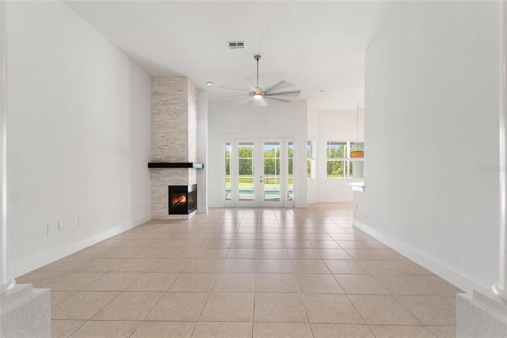 合同活跃: $595,000 (4 贝兹, 3 浴室, 2815 平方英尺)