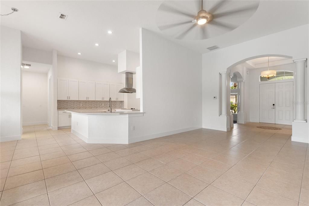 合同活跃: $595,000 (4 贝兹, 3 浴室, 2815 平方英尺)