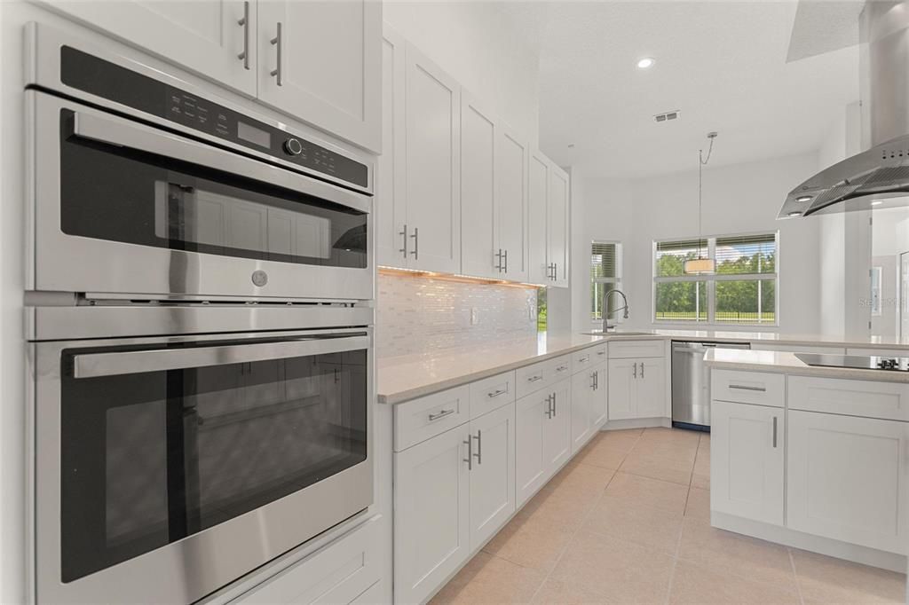 合同活跃: $595,000 (4 贝兹, 3 浴室, 2815 平方英尺)