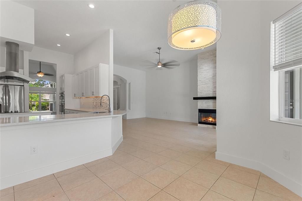 合同活跃: $595,000 (4 贝兹, 3 浴室, 2815 平方英尺)