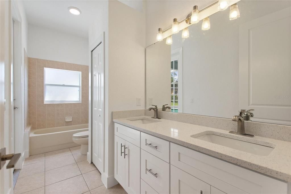 合同活跃: $595,000 (4 贝兹, 3 浴室, 2815 平方英尺)