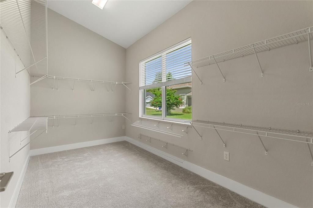 合同活跃: $595,000 (4 贝兹, 3 浴室, 2815 平方英尺)