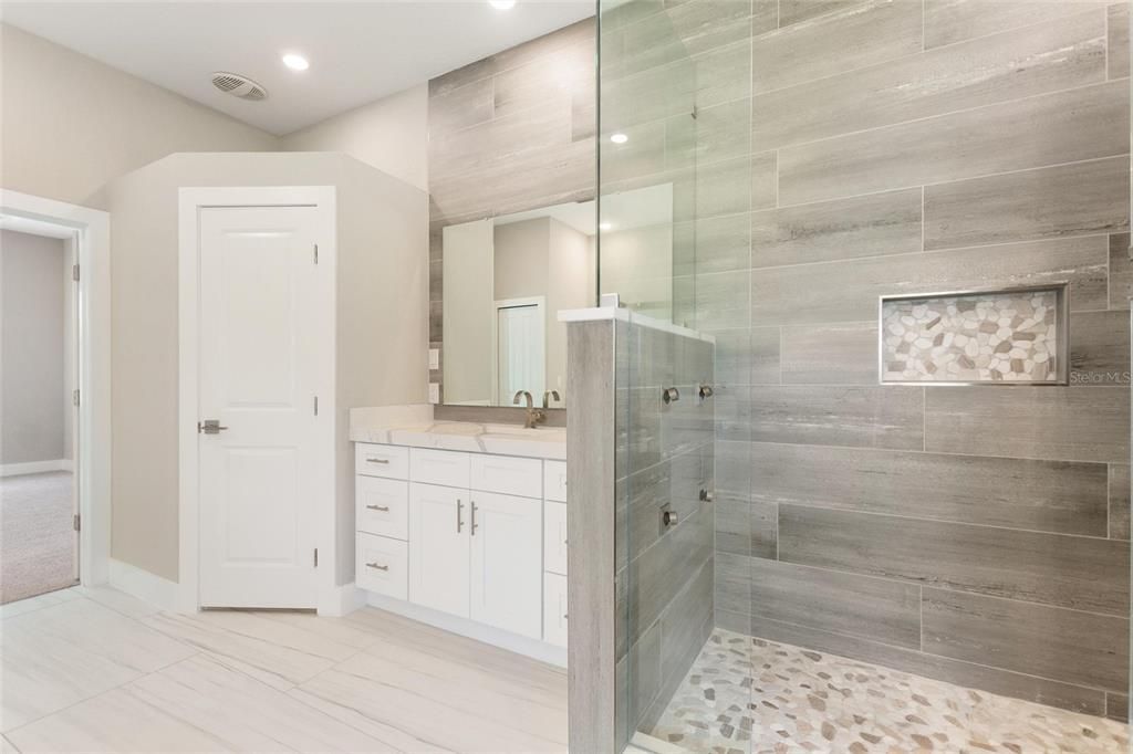 合同活跃: $595,000 (4 贝兹, 3 浴室, 2815 平方英尺)