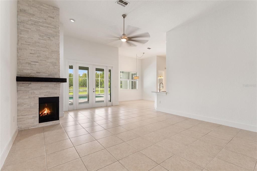 合同活跃: $595,000 (4 贝兹, 3 浴室, 2815 平方英尺)